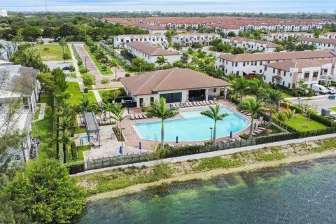 House in Miami, Florida 3 bedrooms, 122.63 sq.m. № 2188642 - photo 21