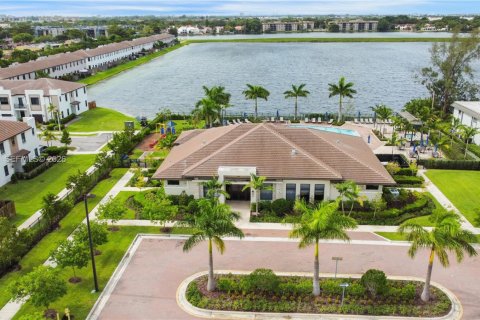 House in Miami, Florida 3 bedrooms, 122.63 sq.m. № 2188642 - photo 24