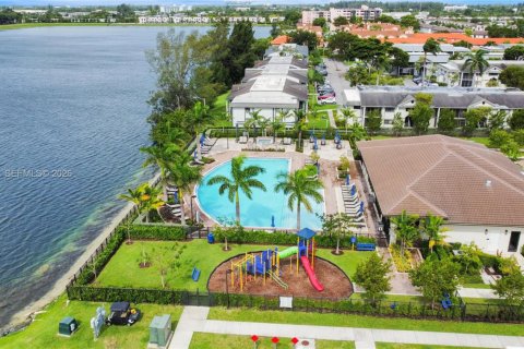 House in Miami, Florida 3 bedrooms, 122.63 sq.m. № 2188642 - photo 22