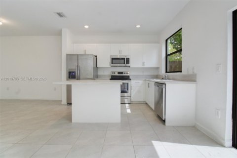 House in Miami, Florida 3 bedrooms, 122.63 sq.m. № 2188642 - photo 10