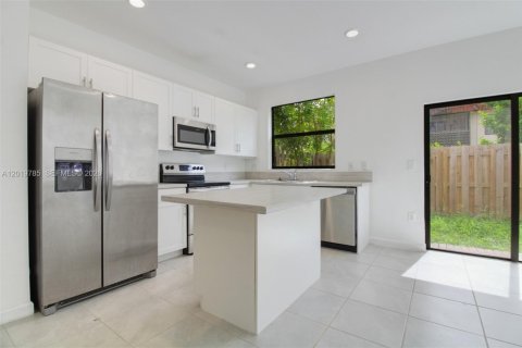 House in Miami, Florida 3 bedrooms, 122.63 sq.m. № 2188642 - photo 9