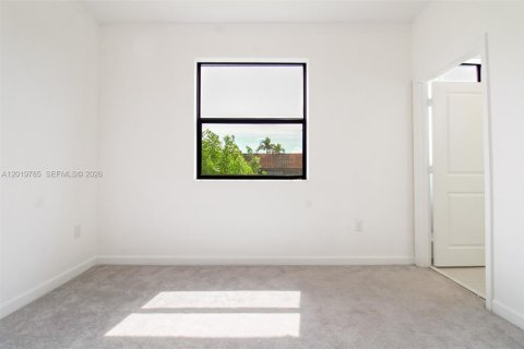 House in Miami, Florida 3 bedrooms, 122.63 sq.m. № 2188642 - photo 14