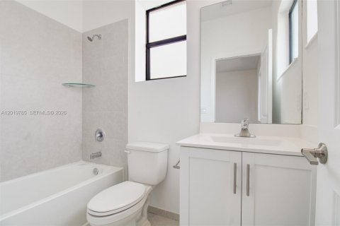 House in Miami, Florida 3 bedrooms, 122.63 sq.m. № 2188642 - photo 20