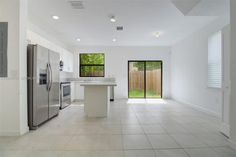 House in Miami, Florida 3 bedrooms, 122.63 sq.m. № 2188642 - photo 8