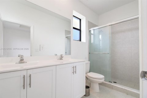 House in Miami, Florida 3 bedrooms, 122.63 sq.m. № 2188642 - photo 16