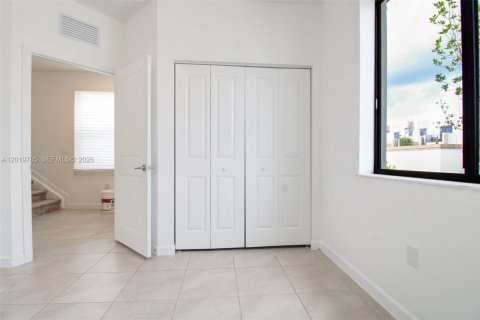 House in Miami, Florida 3 bedrooms, 122.63 sq.m. № 2188642 - photo 5