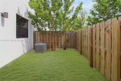 House in Miami, Florida 3 bedrooms, 122.63 sq.m. № 2188642 - photo 12