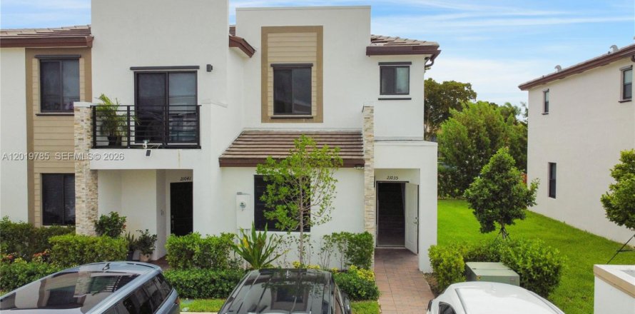 House in Miami, Florida 3 bedrooms, 122.63 sq.m. № 2188642