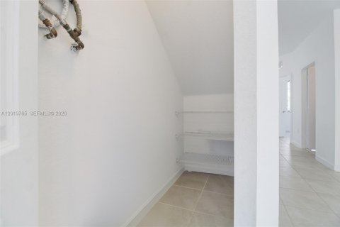 House in Miami, Florida 3 bedrooms, 122.63 sq.m. № 2188642 - photo 11