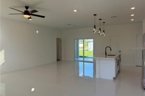 House in Lehigh Acres, Florida 3 bedrooms, 130.62 sq.m. № 1535434 - photo 4