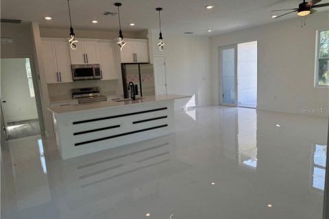 House in Lehigh Acres, Florida 3 bedrooms, 130.62 sq.m. № 1535434 - photo 12