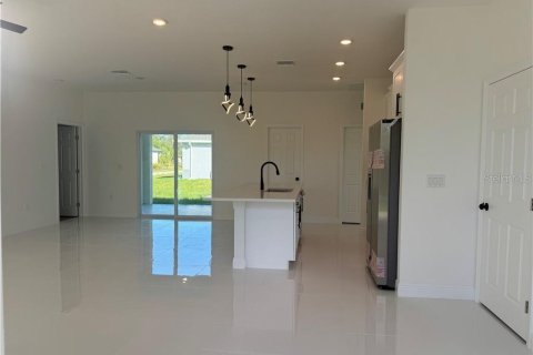 House in Lehigh Acres, Florida 3 bedrooms, 130.62 sq.m. № 1535434 - photo 3
