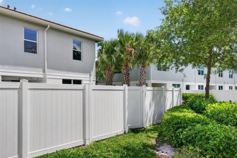 Купить таунхаус в Дирфилд-Бич, Флорида 3 спальни, 171.87м2, № 2067409 - фото 14