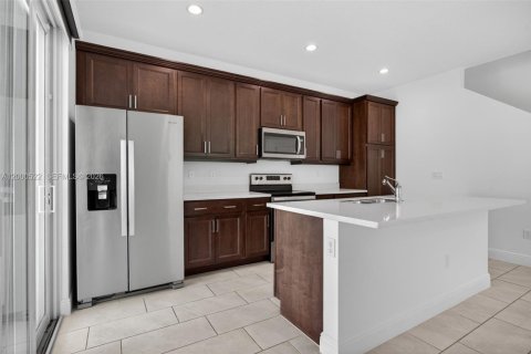 Купить таунхаус в Дирфилд-Бич, Флорида 3 спальни, 171.87м2, № 2067409 - фото 4