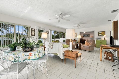 House in Winter Haven, Florida 3 bedrooms, 211.17 sq.m. № 2425261 - photo 10