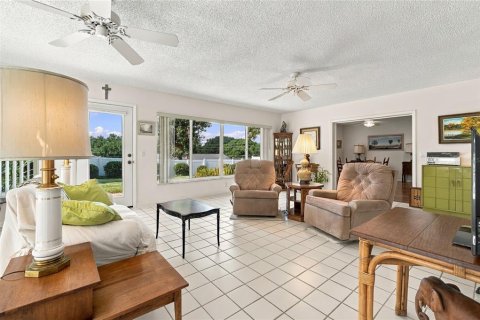House in Winter Haven, Florida 3 bedrooms, 211.17 sq.m. № 2425261 - photo 11