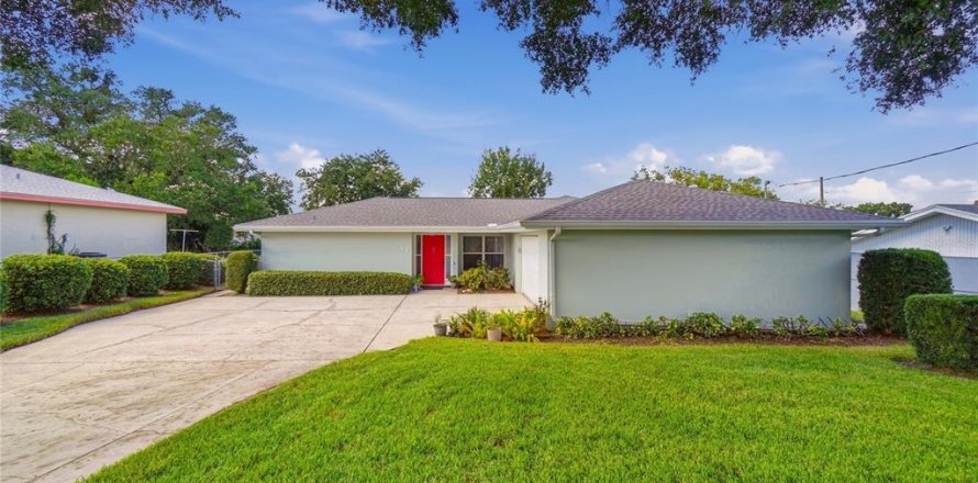 House in Winter Haven, Florida 3 bedrooms, 211.17 sq.m. № 2425261