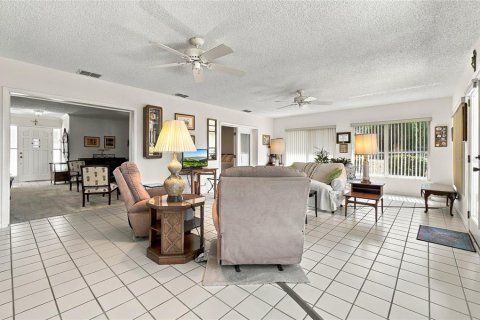 House in Winter Haven, Florida 3 bedrooms, 211.17 sq.m. № 2425261 - photo 8