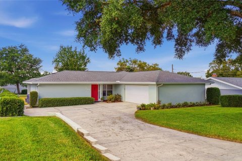 House in Winter Haven, Florida 3 bedrooms, 211.17 sq.m. № 2425261 - photo 2