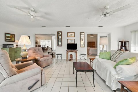 House in Winter Haven, Florida 3 bedrooms, 211.17 sq.m. № 2425261 - photo 9