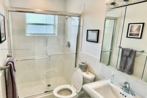 Villa ou maison à louer à Hollywood, Floride: 2 chambres, 119.84 m2 № 1930675 - photo 11