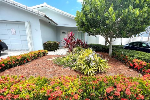 Villa ou maison à louer à Hollywood, Floride: 2 chambres, 119.84 m2 № 1930675 - photo 1