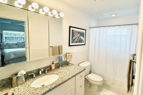 Villa ou maison à louer à Hollywood, Floride: 2 chambres, 119.84 m2 № 1930675 - photo 12