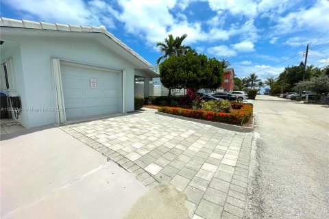 Villa ou maison à louer à Hollywood, Floride: 2 chambres, 119.84 m2 № 1930675 - photo 3