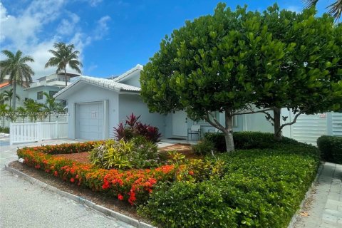 Villa ou maison à louer à Hollywood, Floride: 2 chambres, 119.84 m2 № 1930675 - photo 2