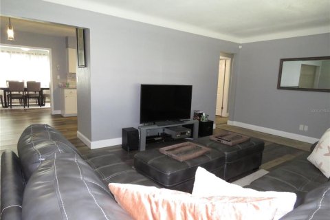 Снять в аренду виллу или дом в Сент-Питерсберг, Флорида 3 спальни, 139.91м2, № 1875799 - фото 4