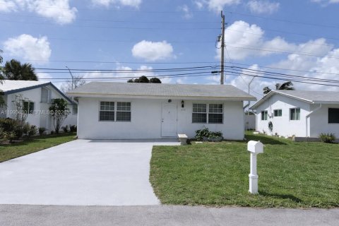 House in Tamarac, Florida 2 bedrooms, 91.14 sq.m. № 2056314