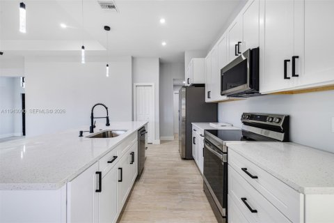 Villa ou maison à vendre à Lehigh Acres, Floride: 4 chambres, 178.28 m2 № 1999247 - photo 11