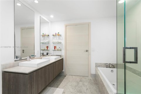 Condo in Miami, Florida, 2 bedrooms  № 2186048 - photo 14