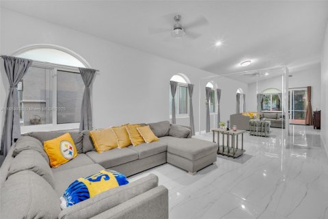 House in Pembroke Pines, Florida 3 bedrooms, 146.97 sq.m. № 1891918 - photo 4