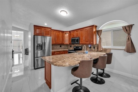 House in Pembroke Pines, Florida 3 bedrooms, 146.97 sq.m. № 1891918 - photo 12