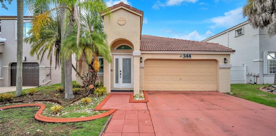 House in Pembroke Pines, Florida 3 bedrooms, 146.97 sq.m. № 1891918