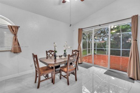 House in Pembroke Pines, Florida 3 bedrooms, 146.97 sq.m. № 1891918 - photo 8