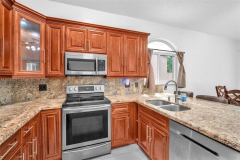 House in Pembroke Pines, Florida 3 bedrooms, 146.97 sq.m. № 1891918 - photo 15