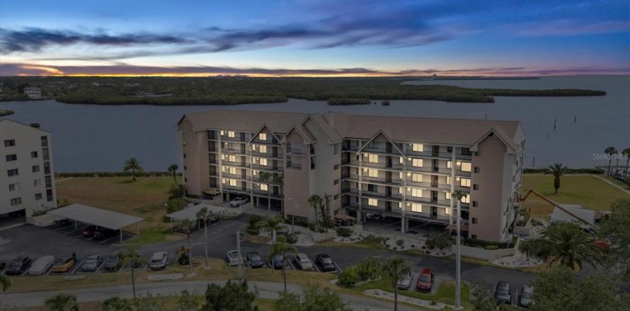 Condo à Port Richey, Floride, 2 chambres  № 2092281