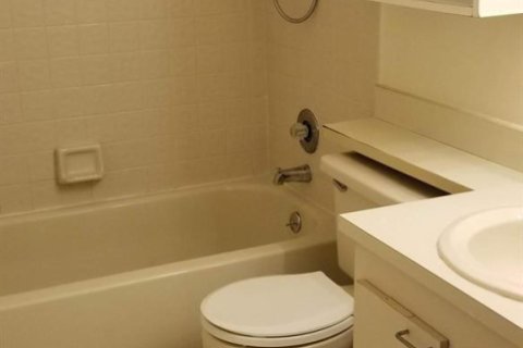 Condo in Palm Springs, Florida, 2 bedrooms  № 2242259 - photo 4