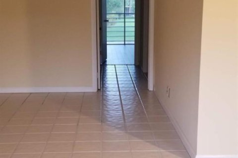 Condo in Palm Springs, Florida, 2 bedrooms  № 2242259 - photo 6