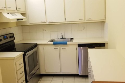 Condo in Palm Springs, Florida, 2 bedrooms  № 2242259 - photo 8
