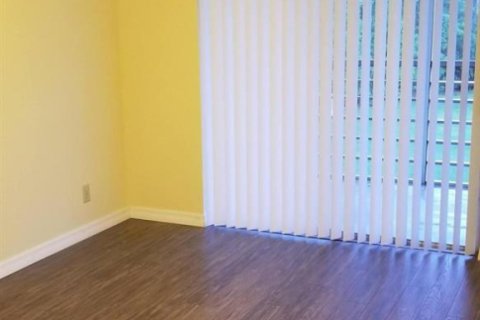 Condo in Palm Springs, Florida, 2 bedrooms  № 2242259 - photo 2