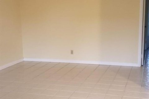 Condo in Palm Springs, Florida, 2 bedrooms  № 2242259 - photo 5