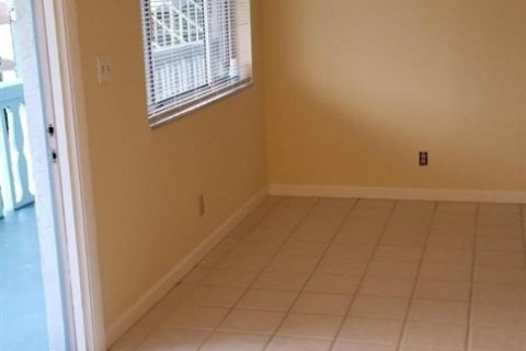 Condo in Palm Springs, Florida, 2 bedrooms  № 2242259 - photo 9