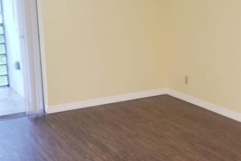 Condo in Palm Springs, Florida, 2 bedrooms  № 2242259 - photo 3