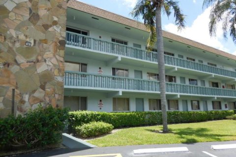 Condo in Palm Springs, Florida, 2 bedrooms  № 2242259