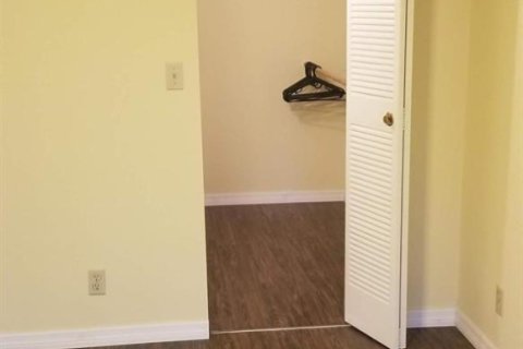 Condo in Palm Springs, Florida, 2 bedrooms  № 2242259 - photo 10