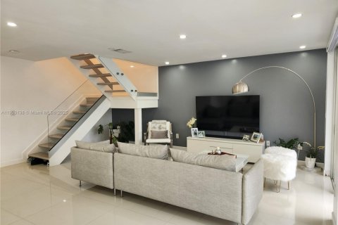 Townhouse in Doral, Florida 4 bedrooms, 176.33 sq.m. № 1954579 - photo 7