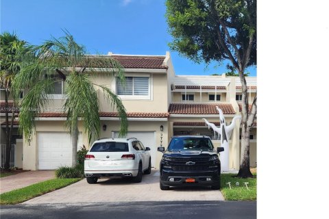 Townhouse in Doral, Florida 4 bedrooms, 176.33 sq.m. № 1954579 - photo 3